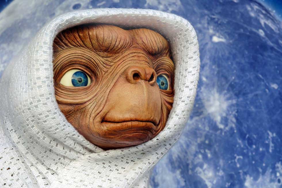 Foto: Außerirdischer E.T. in ein Handtuch gewickelt.